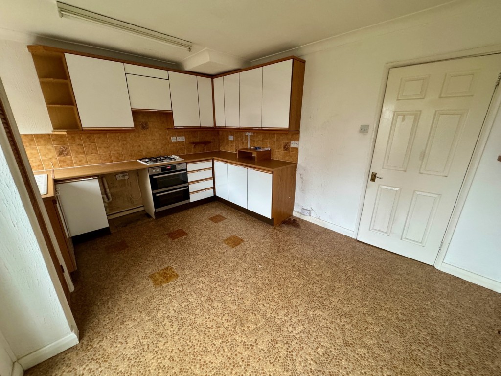 Lot: 85 - MID-TERRACE HOUSE FOR IMPROVEMENT WITH GARAGE EN-BLOC - Kitchen-dining room